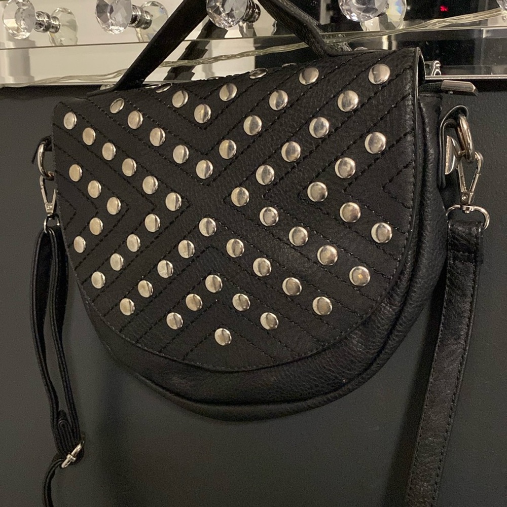 Cross body bag with magnetic closure outside with inside zipper too